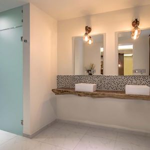 Master Suite 1 King